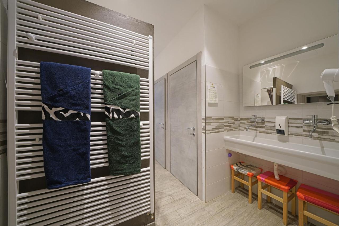 "La Locanda" Campione Del Garda Hostel Buitenkant foto